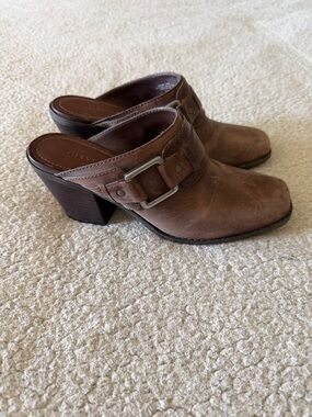 Gianni Bini Brown Leather Buckle Mule Heels Distressed 9M